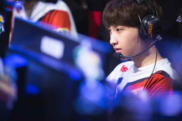 绝妙比喻！斯托克顿批评詹皇走捷径，别人用脚爬山，他坐直升机登山